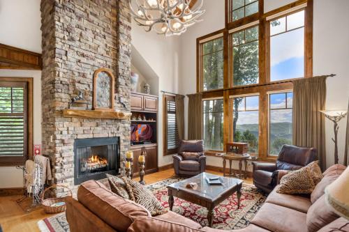 Foscoe House | Escape to Ridge Haven Lodge at Echota with Pool & Hot Tub
