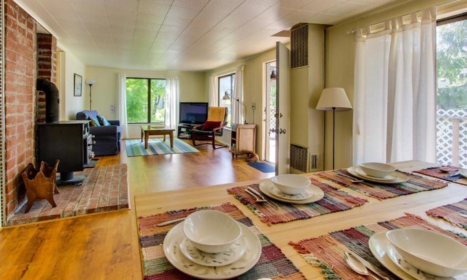Gearhart House | Cozy Ridge Path Cottage with Hot Tub for Family Fun