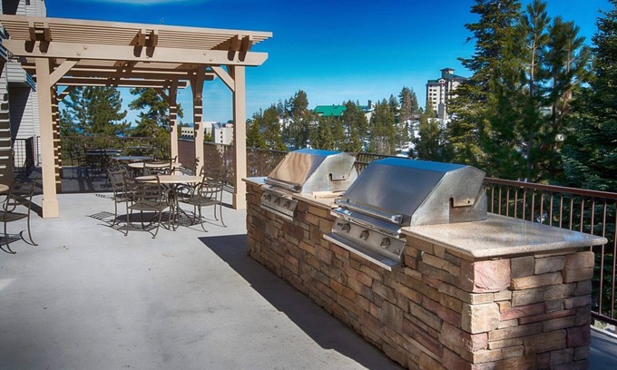 Tahoe Village Hotel | Relaxing Ridge Pointe Resorts with Pool, Spa & Hot Tub