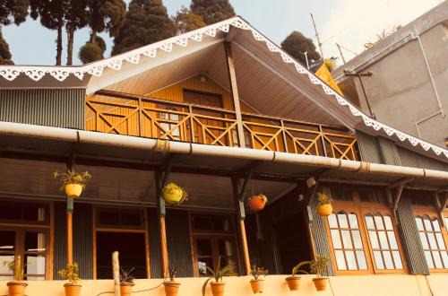 Darjeeling Apartment | Ridge View Chalet Homestay: Family-Friendly Retreat