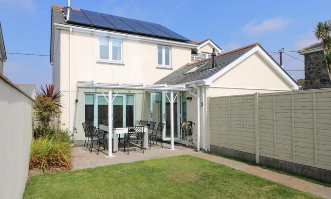 Mullion House | Elegant Ridgeback House: 5-Star Stay with Pool Access