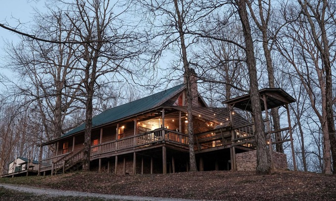 Dowelltown Cabin | Inviting Ridgeline Cabin at Center Hill Lake with Breakfast