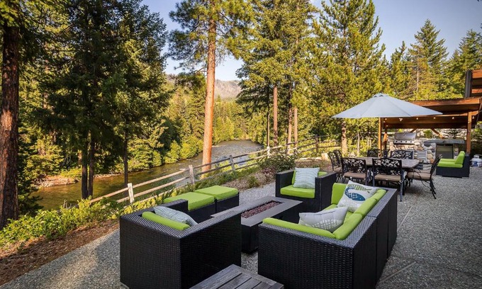 Ardenvoir Cabin | Riffle River Lodge by NW Comfy Cabins