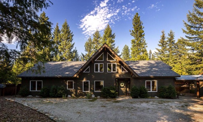 Ardenvoir House | Experience Comfort at Riffle River Lodge: Pet-Friendly Retreat