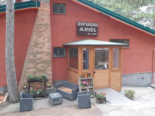 Ragalna Bed & Breakfast | Discover Rifugio Ariel: Pet-Friendly Retreat with Hot Tub
