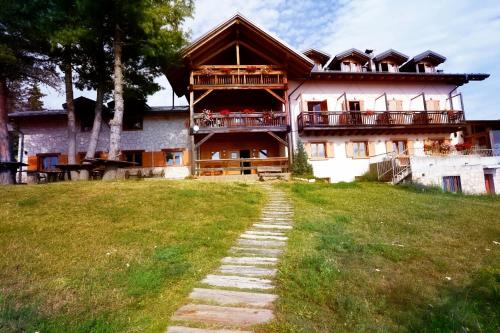 Tres Hotel | Comfortable Stay at Rifugio Predaia Ai Todes'ci with Ocean View