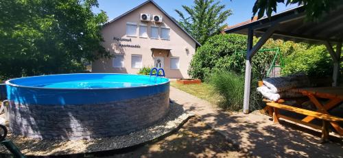 Agard Apartment | Family-Friendly Rigófészek Apartmanház with Pet Amenities