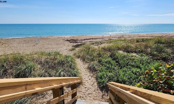 Bouvet Island Cottage | Beach House Retreat Near Private Beach in Jensen Beach