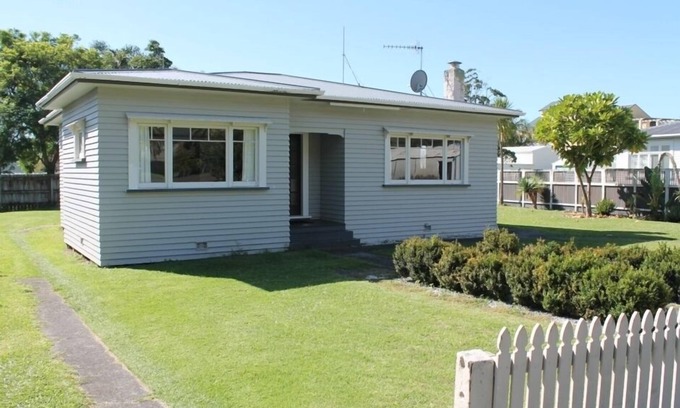 Whakatane House | Prime Location in Town Centre with Pool & Family Amenities