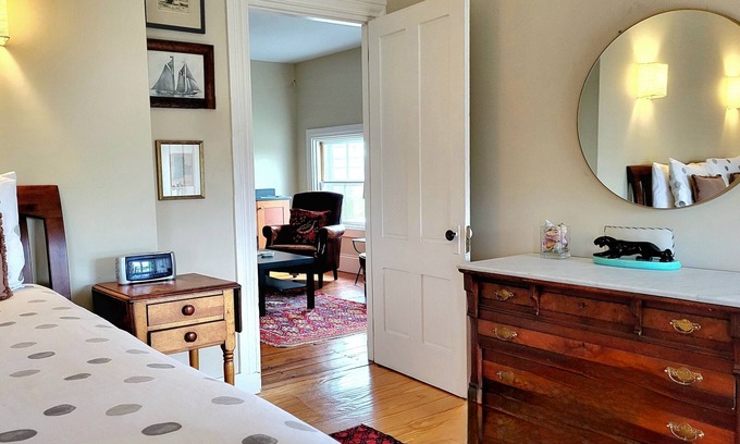 Federal Hill Apartment | Bright and Private Apartment on Broadway for Family Getaways