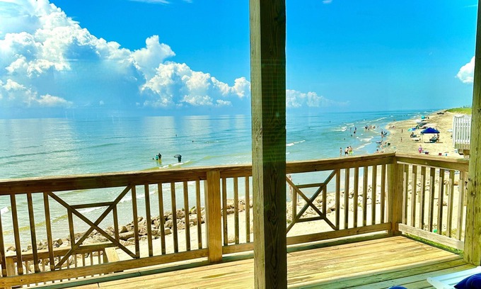 San Luis House | Beachfront Bliss: Oceanview Retreat with Two Master Suites