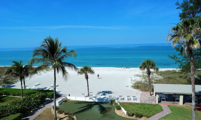 Longboat Key Apartment | Beachfront Paradise Condo with Ocean View & Full Kitchen