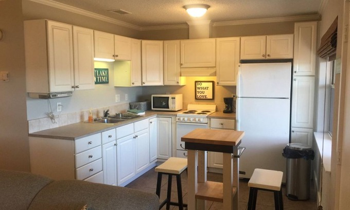 Hot Springs Condo | Waterfront Retreat with Pool & Kitchen Near Oaklawn