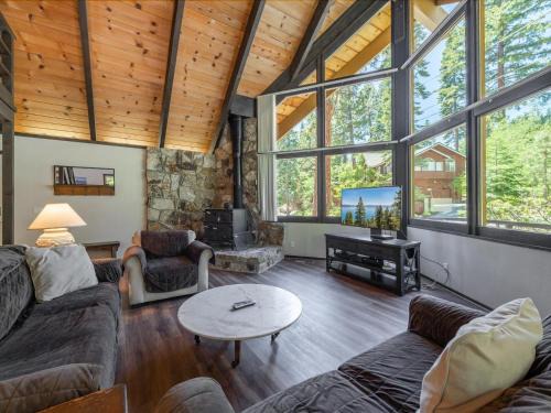 Tahoe Vista House | Discover Rim Drive Lookout: Pet-Friendly 4-Star Retreat