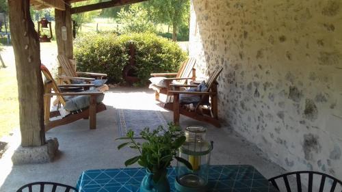 Casteljaloux Apartment | Rustic Rimbes Casteljaloux: Family-Friendly Oceanfront Retreat