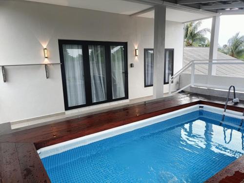 Cherating House | Cozy Rina Homestay in Kemaman with Pool Access