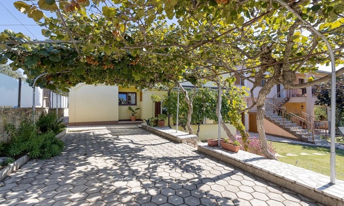 Brnobici Apartment | Pet-Friendly Rinaldis Apartment with Garden View