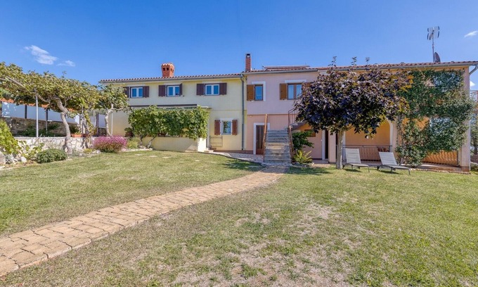 Brnobici Apartment | Cozy Rinaldis Apartment with Pool and Balcony Retreat