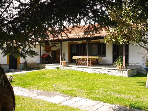 Kastoria Cabin | Cozy Yiayia's Rina's Cottage with Kitchen & Guest Rated 9/10