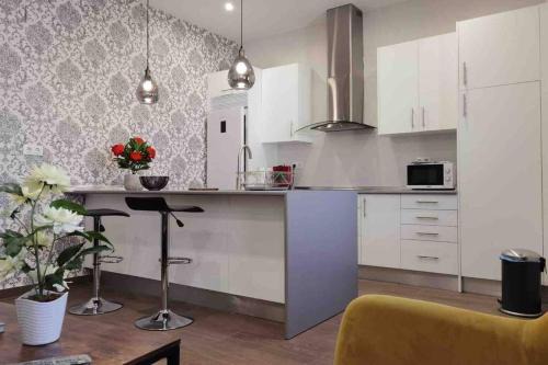 Toledo City Center Apartment | Elegant Rincón de Toledo: Family-Friendly & Wheelchair Accessible
