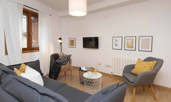 El Pueyo de Jaca Apartment | Discover Rincón del Pueyo: Family-Friendly Lake Retreat