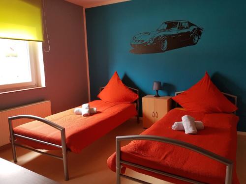 Meuspath House | Top-Rated Ring-Speed Motorsport: Pet & Child Friendly Stay