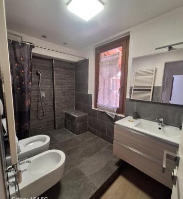 Figino Serenza Apartment | Ringhiere rosse