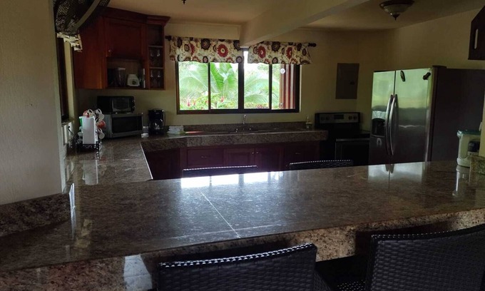 San Rafael de Guatuso House | Río Celeste Rustic House: Nature Retreat with Spa & Kitchen