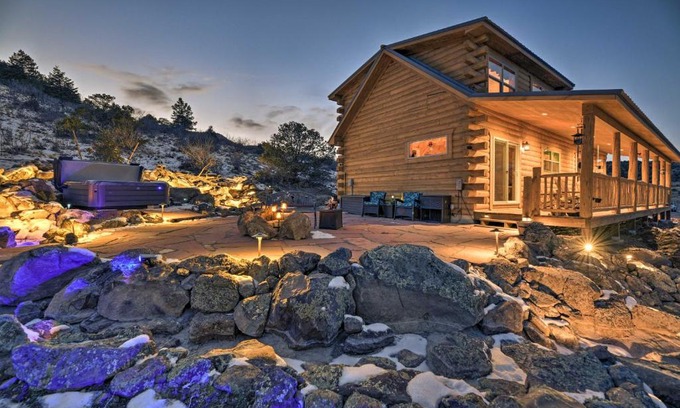 Del Norte House | Relaxing Cabin with Hot Tub and Scenic Views in Rio Grande