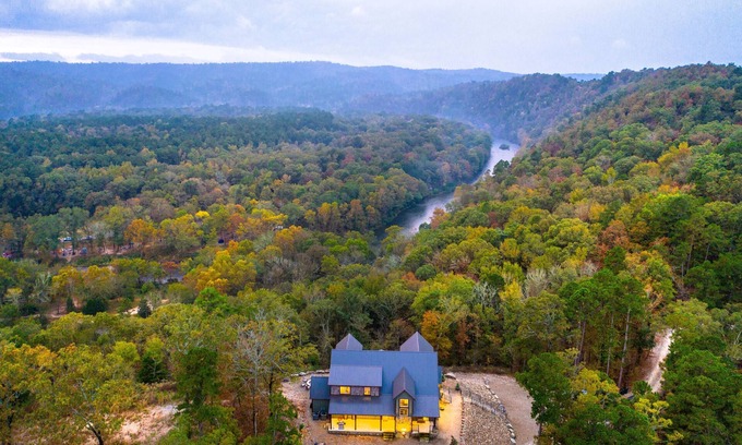 Broken Bow Cabin | Rio Vista: Breathtaking River Views & Prime Location Awaits