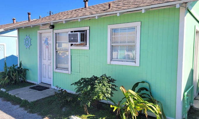 Old Town Cottage | Pet-Friendly Rip Tide Cottage: Steps to the Beach!
