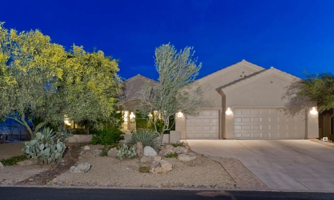 Carefree House | Family-Friendly 3 BR Rise and Shine Retreat by Casago