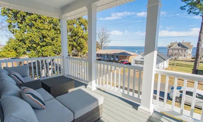 Issue House | Relax at Rise N' Shine with River Views & Beach Access