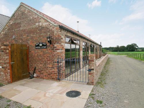 Aldwark House | Experience Rising Sun Holiday Cottage - 5-Star Comfort Awaits