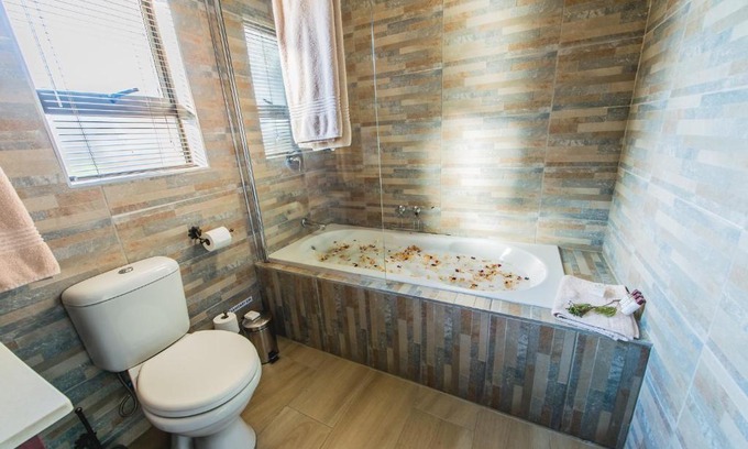 Hammanskraal Hotel | Discover Ritsako Game Lodge: Oceanfront Oasis with Spa