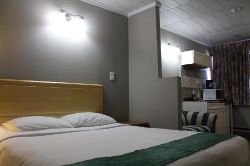 Fallsview Hotel | Cozy Ritz Inn Niagara: Pet-Friendly with Hot Tub Access