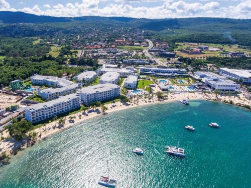 Montego Bay Resort | Riu Montego Bay - Adults Only All-Inclusive Getaway