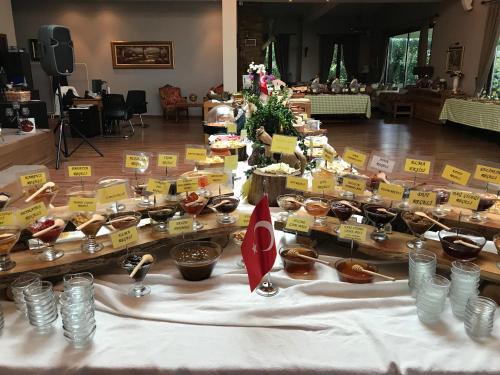 Cekmekoy Hotel | Pet-Friendly Riva's Club Hotel with Pool and Breakfast Options