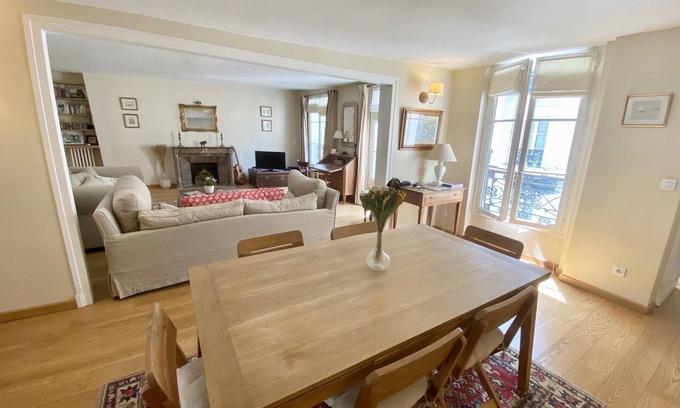 Saint-Thomas-d'Aquin Apartment | RIVE GAUCHE - RIVOLI/LOUVRE: Quiet Retreat with Lake View