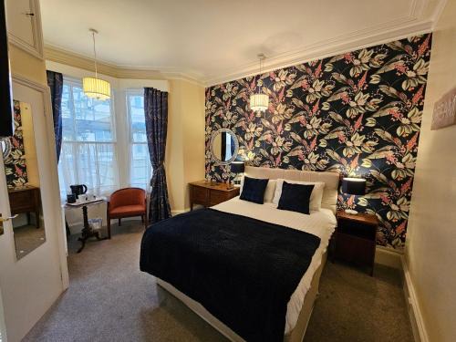 South Cliff Hotel | Pet-Friendly Rivelyn Hotel Bar & Restaurant Awaits You
