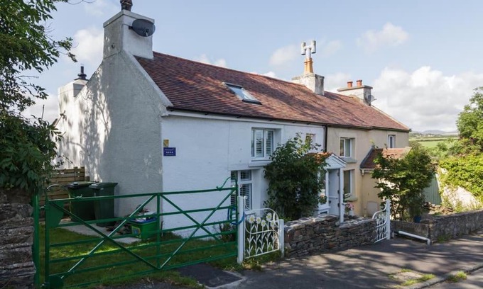Douglas House | Rivendell Cottage: 4-Star Haven with Guest Rated 9.6/10