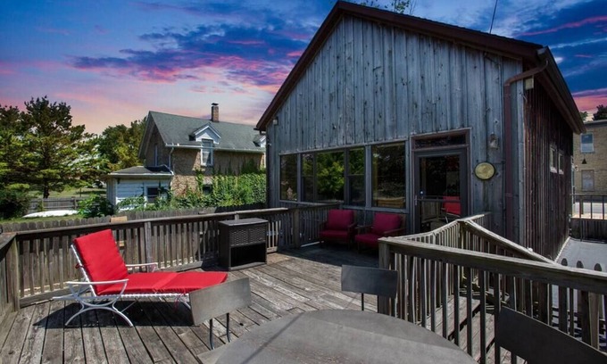 Kankakee Apartment | Elegant River ßARN: Guest Rated 9.6, Pet-Friendly Comfort