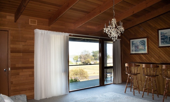 Nelson House | River 2C: Scenic Views, Oceanfront Pool & Breakfast Included