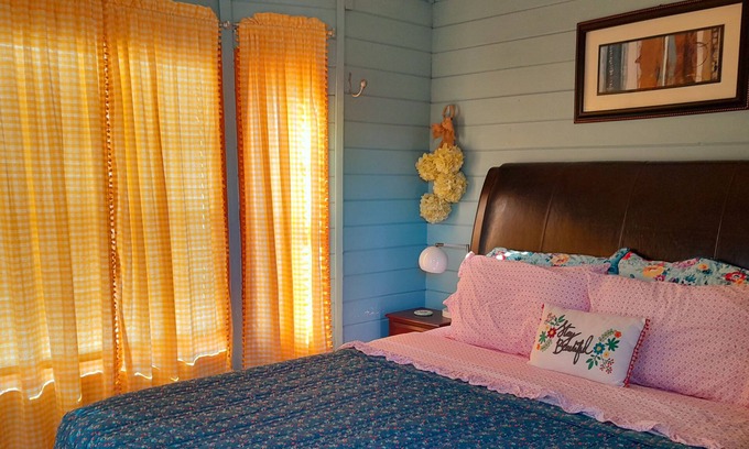 Checotah Cabin | Cozy River Cabin 1: Pet Friendly with Breakfast & Kitchen