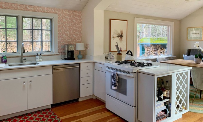 Claryville House | River Cottage: Stylish Getaway with Unique Amenities