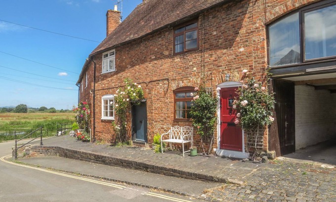 Tewkesbury Cottage | Pet-Friendly River Cottage with Exceptional 10/10 Reviews