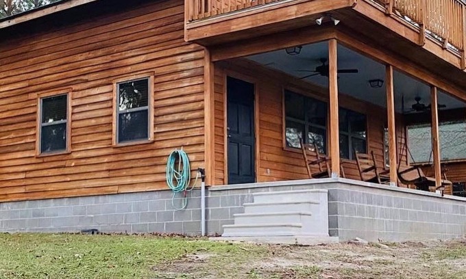 Appling County Cabin | Riverside Retreat: River Cross Lodge with Kitchen & Breakfast