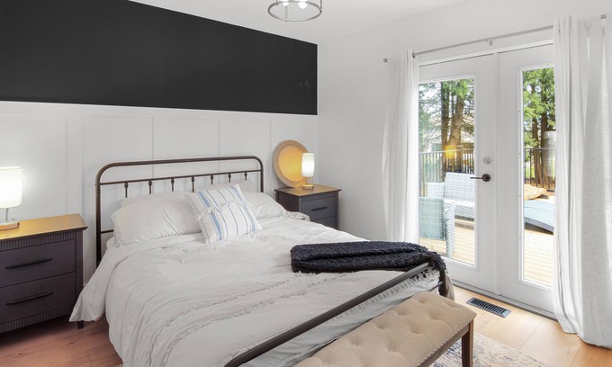 Lake Errock House | Relaxing River Dreams at Sandy Beach - Family & Pet Friendly