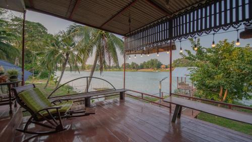 Photharam House | Riverside Retreat: River Flow House Bangtanod with Ocean View