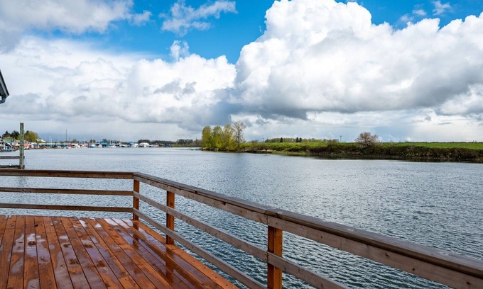 Scappoose Boat Rental | River Fox Floating Home: Top-Rated Stay in Scappoose, OR